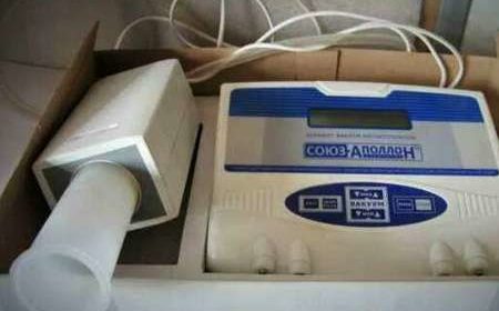 Цифровой дисплей и колба с уплотнителем Союз Аполлона крупным планом.